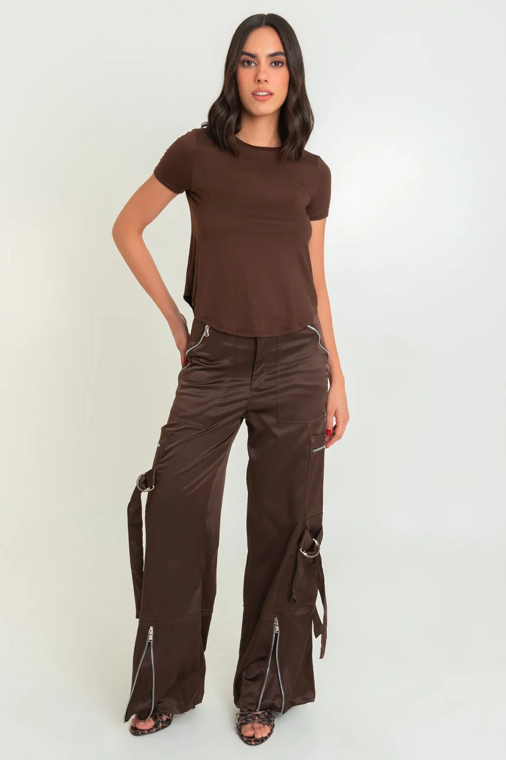 Pantalón cargo satinado fit wide leg