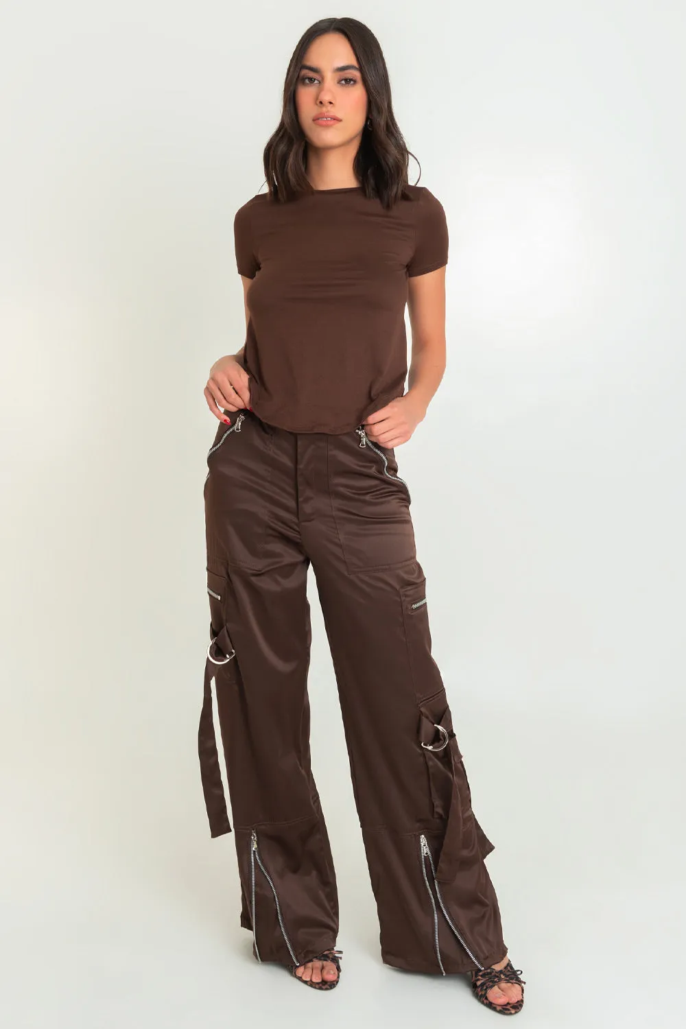 Pantalón cargo satinado fit wide leg