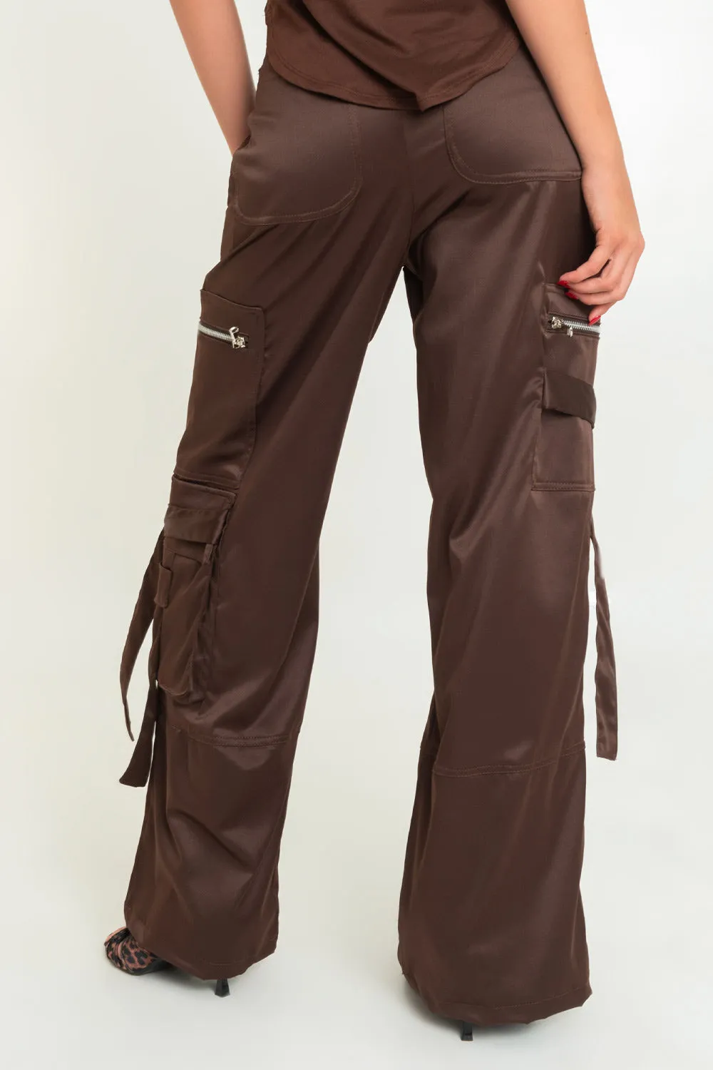 Pantalón cargo satinado fit wide leg