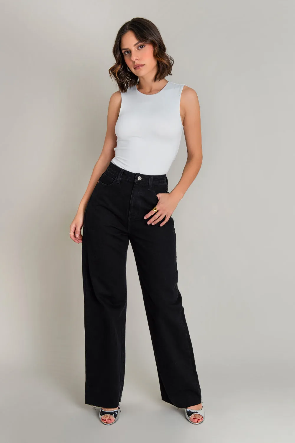 Pantalón denim fit flare con rotos