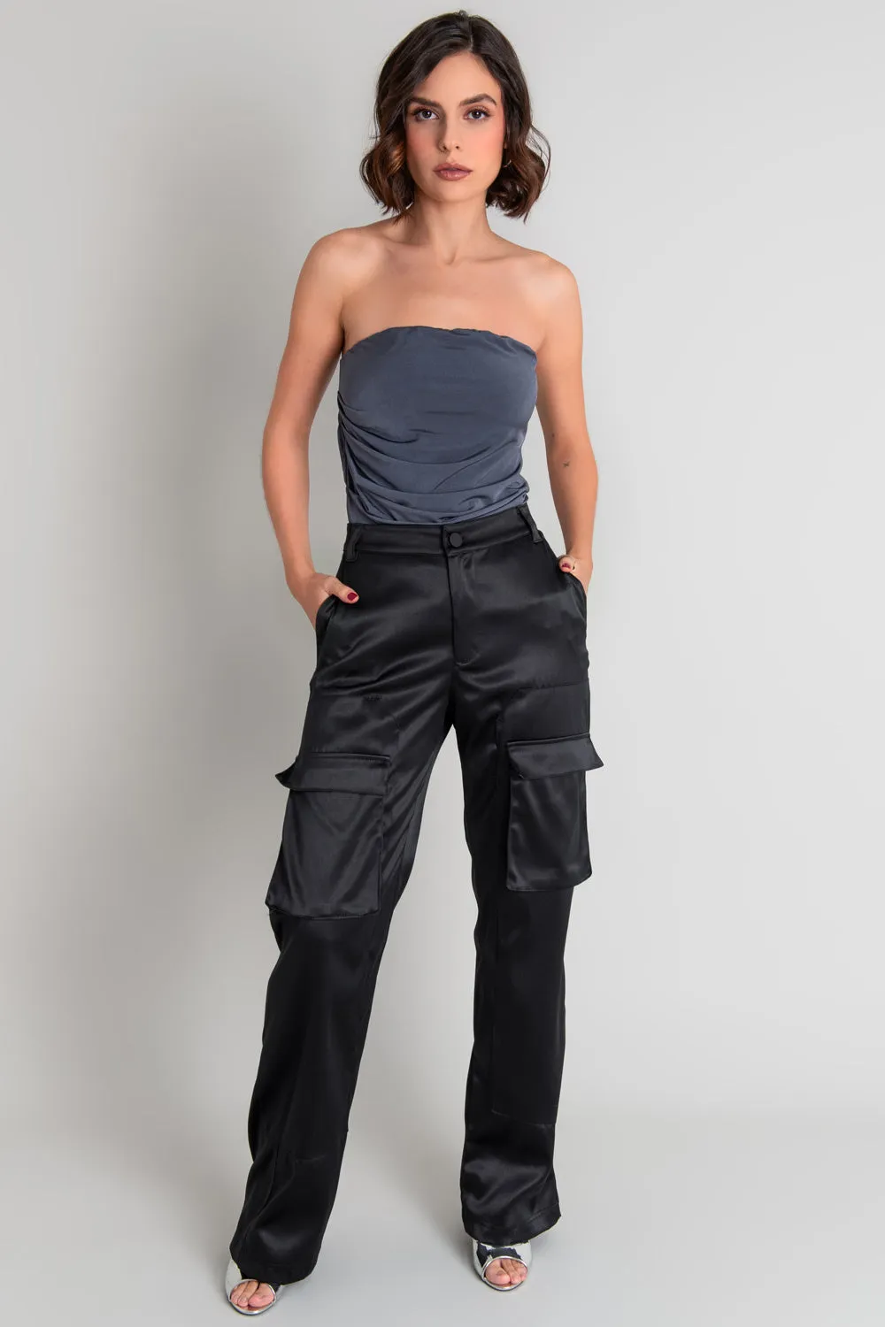 Pantalón satinado cargo de wide leg fit