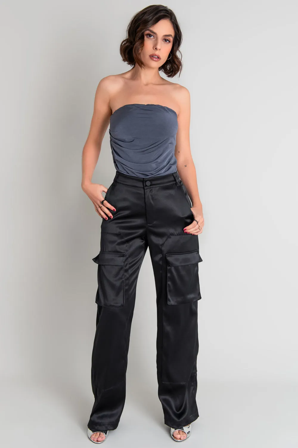 Pantalón satinado cargo de wide leg fit