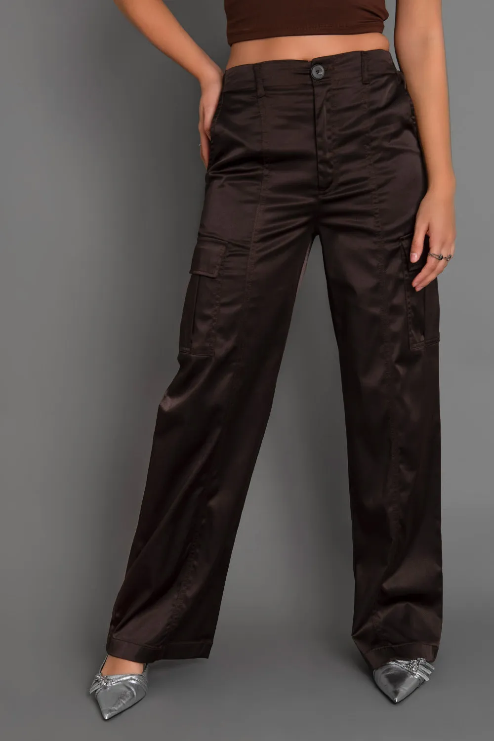 Pantalón satinado cargo wide leg fit