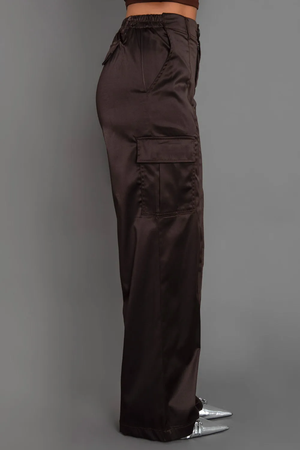 Pantalón satinado cargo wide leg fit