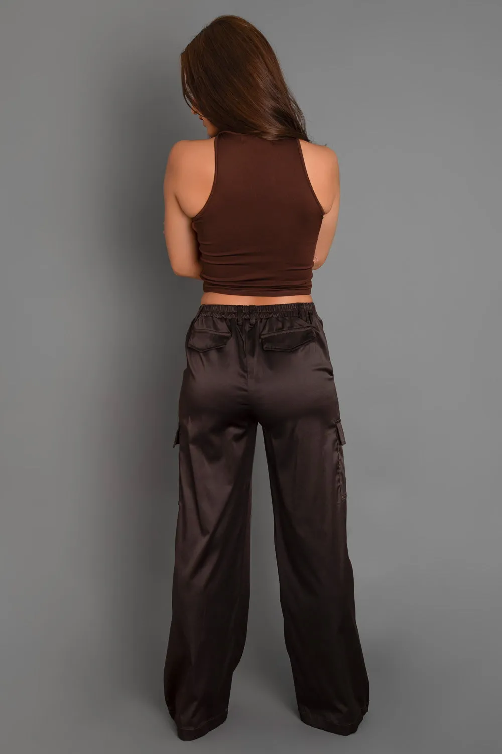 Pantalón satinado cargo wide leg fit